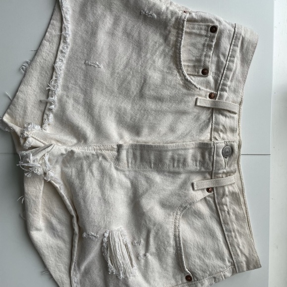 JEAN SHORT BUNDEL: BDG CHEEKY BLACK DENIM & LEVIS GIRLFRIEND WHITE SHORTS - Picture 4 of 8
